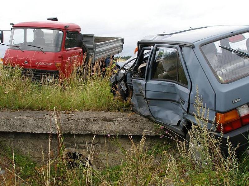 Havárie na okraji Rychnova n. Kněžnou. Favorit se zde srazil s nákladním vozem v pondělí odpoledne. Při nehodě došlo ke zranění jedné osoby. 