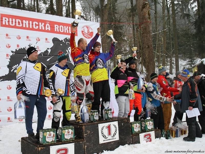 Pětašedesát startujících posádek a tisícovka spokojených diváků, to byl mistrovský motoskijöring v Rudníku.