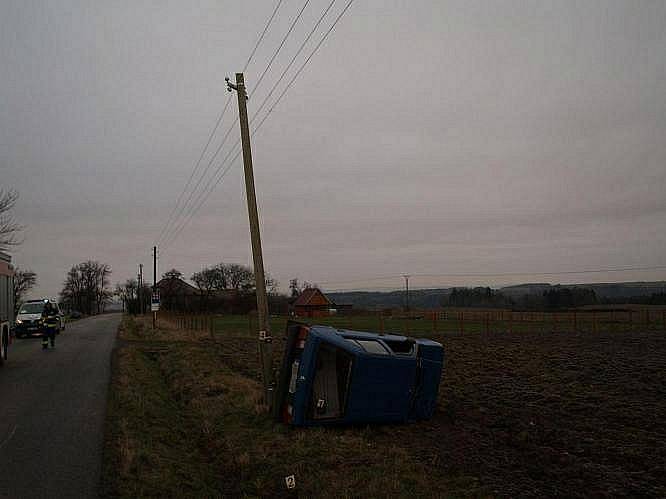 Mezi Bělou a Městskou Habrovou havarovala třiapadesátiletá řidička. 