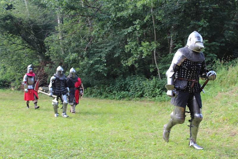 Do Kvasin na slavnosti se sjely stovky členů spolků historického šermu, aby se ukázaly i v boji.