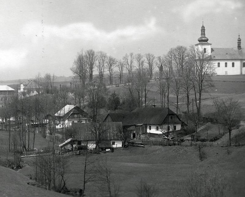 První písemná zmínka o Javornici pochází z roku 1358. Vpravo nahoře stojí barokní kostel.