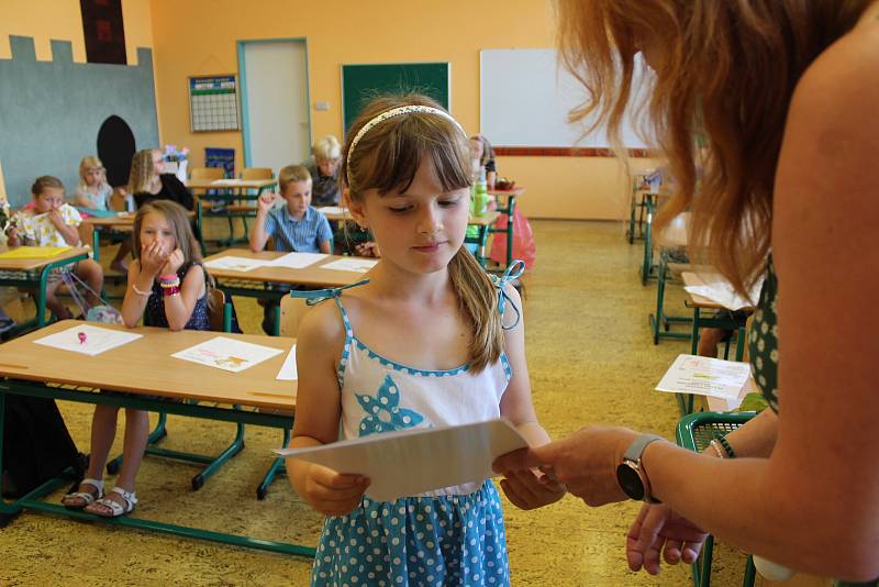 Třída I. A Základní školy Pulická v Dobrušce se určitě na první vysvědčení těšila. A hlavně na prázdniny.