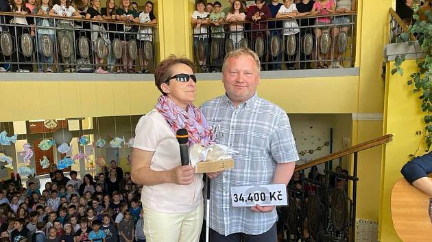 Ve středu přivítala Základní škola v Solnici a její žáci Renatu Moravcovou, a to u příležitosti předání výtěžku z benefičního Velikonočního jarmarku.
