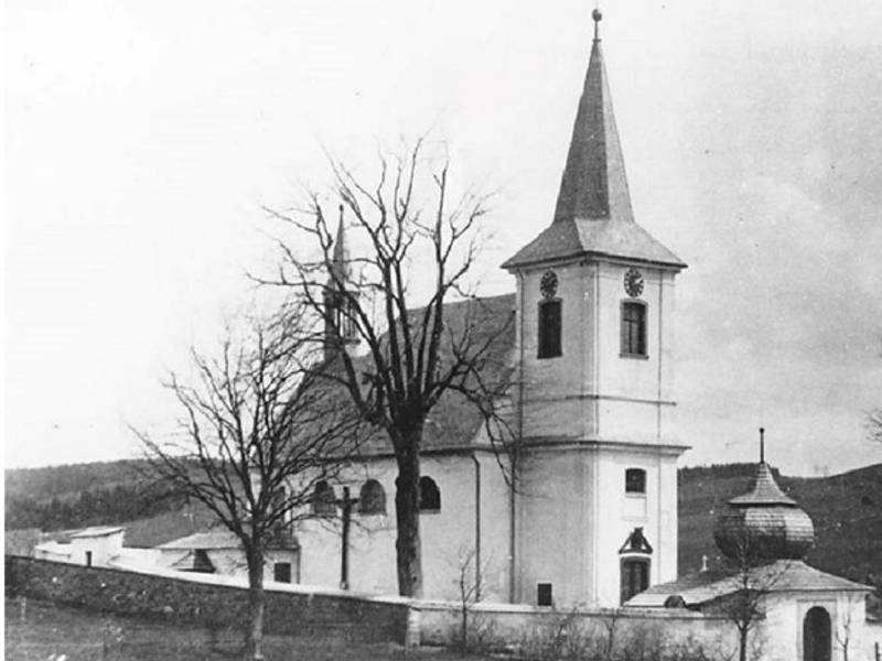 Kostel svaté Máří Magdalény v Bartošovicích v Orlických horách. Snímek je z roku 1938.