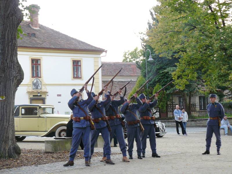 NÁVRATEM DO MINULOSTI žilo uplynulou sobotu Opočno. Zatímco místní zámek se ponořil do tajemné Hradozámecké noci, o kousek dál se veselilo na candrbále. 