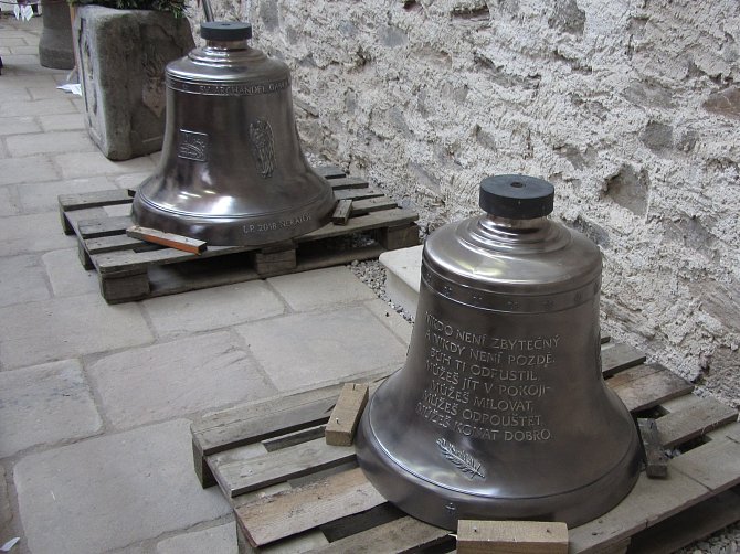 Na věž kostela v Neratově se vrátily zvony.