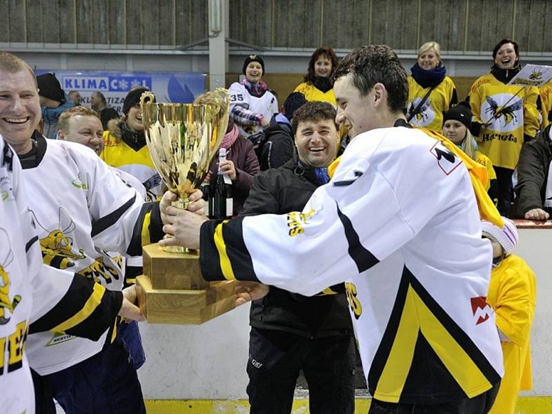 OSLAVY. Zámělští Sršni a jejich příznivci si vítězný triumf v Rychnovské hokejové lize po zásluze užívali.      