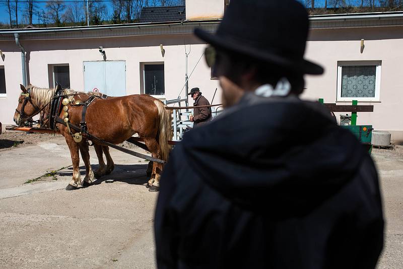 Skupina Black Burinos projela Rychnovem nad Kněžnou, v době karantény tak zahrála občanům z pojízdného pódia.