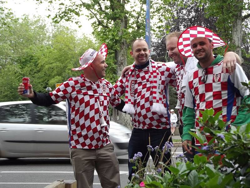 SKUPINA FANOUŠKŮ, fotbalistů a kamarádů z Rychnova, Lična, Borohrádku a Týniště nad Orlicí se vydala na zápas České republiky.