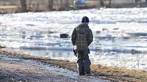 Bagry bojují s ledovými krami na řece Divoké Orlici