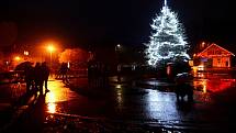 Rozsvícení vánočního stromu v Kvasinách. 