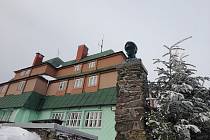 Desítky běžkařských tratí, blízkost lyžařského střediska Zieleniec na polské straně hranice, procházející hlavní hřebenová trasa Orlických hor i nádherné výhledy činí z vrchu Šerlich a jeho okolí spolehlivý turistický magnet.