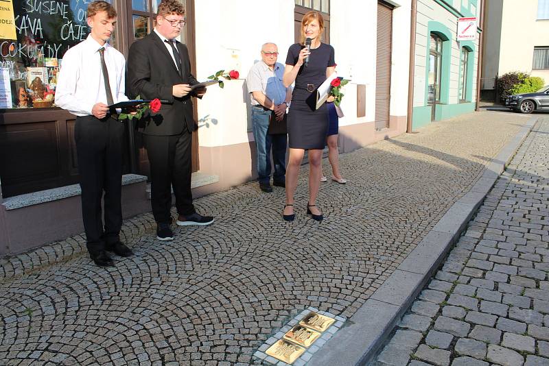 Z odhalení Kamenů zmizelých, které se uskutečnilo v pondělí večer na Šubertově náměstí.