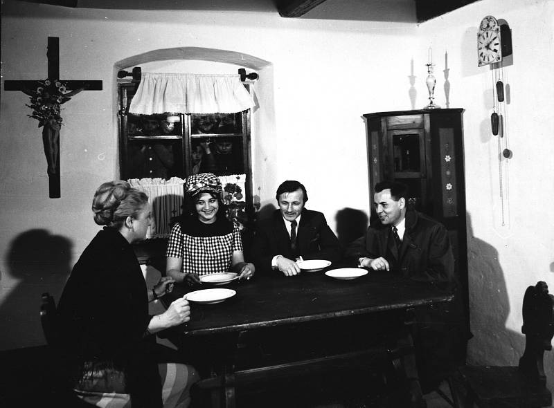 Setkání protagonistů a tvůrce seriálu při příležitosti otevření rodného domku F. L. Věka v Dobrušce v roce 1972.