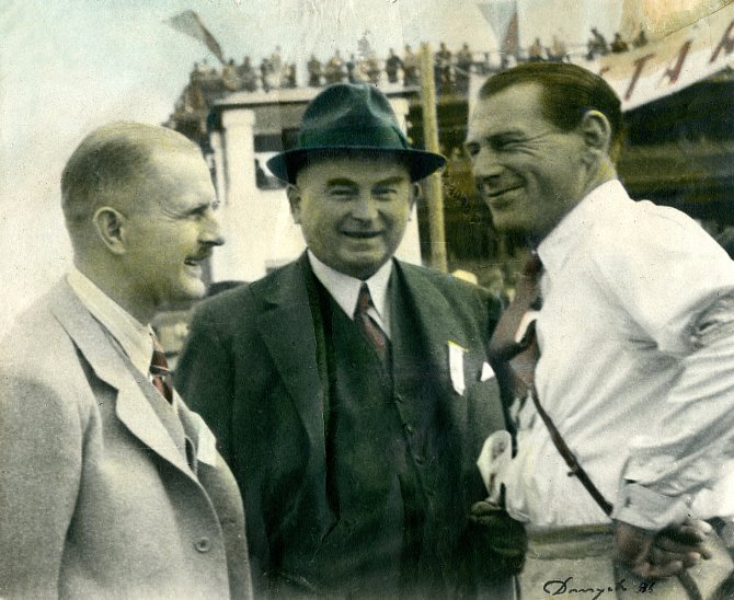 Zleva František Karel Janeček, uprostřed jeho otec František Janeček a vpravo anglický konstruktér William Patchett.