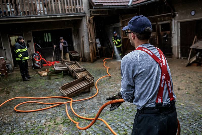 Odklízení povodní v Tutlekách na Rychnovsku