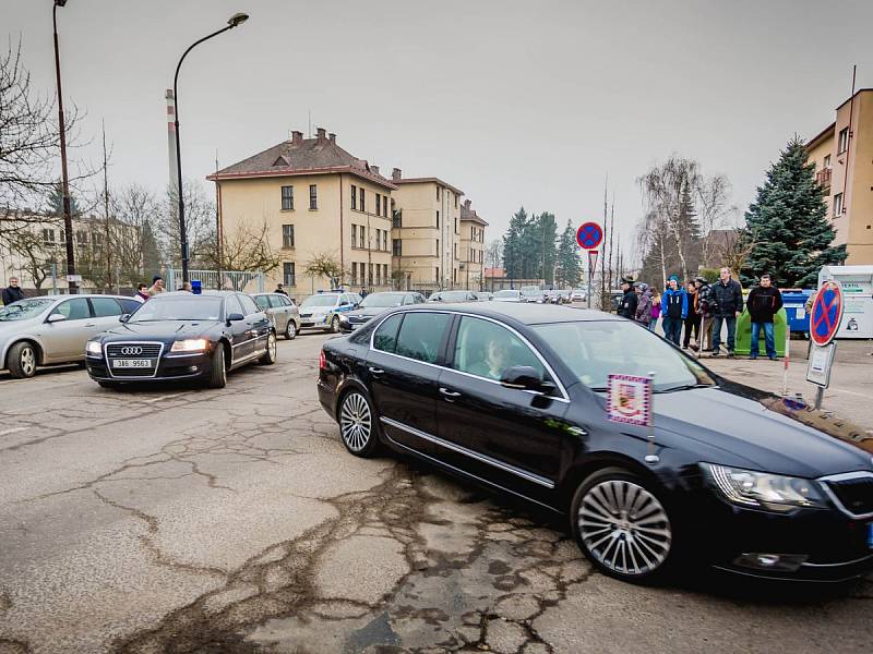 SÁL SPOLEČENSKÉHO CENTRA – KINA 70 v Dobrušce byl naplněn k prasknutí. Dorazili  zejména Zemanovi přívrženci. V hledišti i za řečnickým stolem panovala dobrá nálada. Prezident republiky byl pohodově  naladěný, k dobru přidal také nějaký ten vtip. 