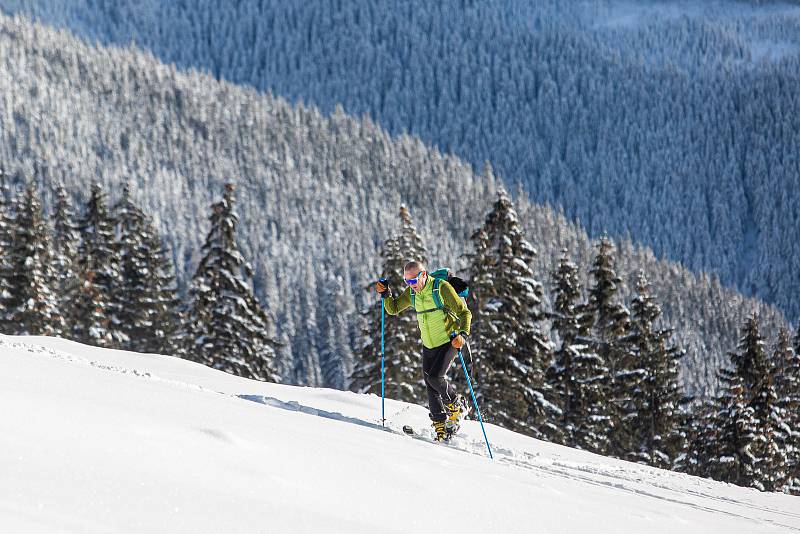 Skialpinisté v Krkonoších a Orlických horách.