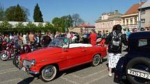 V Opočně ve Svátek práce tradičně odstartovala prvomájová jízda Veteran Car Clubu Dobruška. Nově se však potkala s jinou obnovenou tradicí