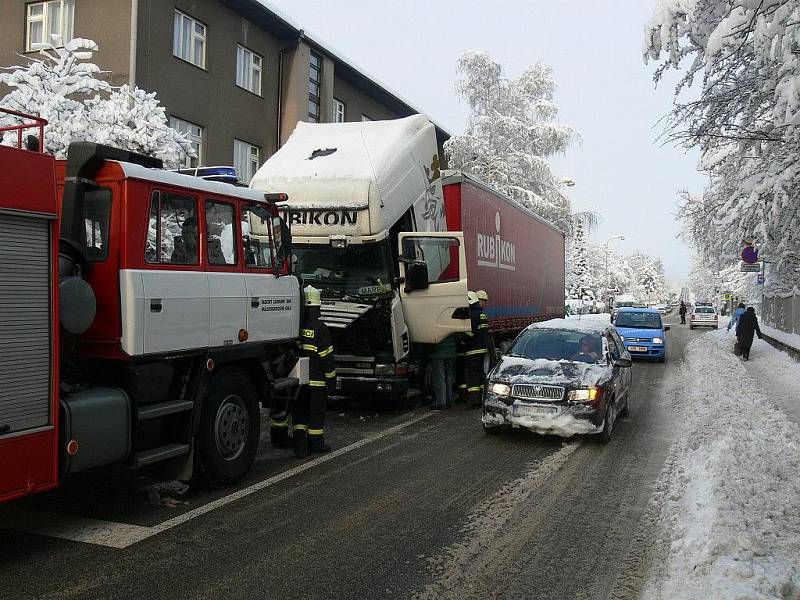 Polský kamion zablokoval hlavní tah Rychnovem n. K.