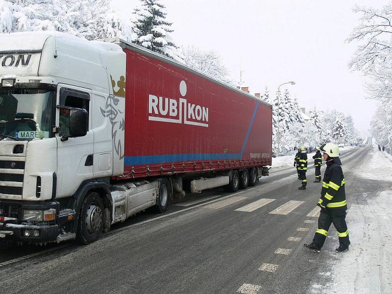 Polský kamion zablokoval hlavní tah Rychnovem n. K.