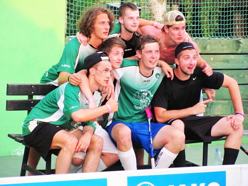 OBŘÍ FLORBALOVÝ TURNAJ Open Air Dobruška vyhrál celek (J)Elita ze střídačky.