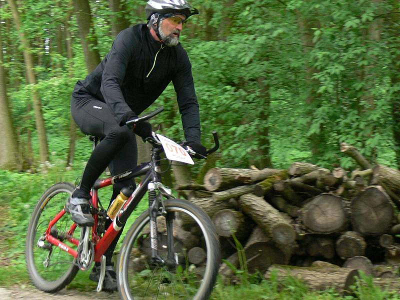 ŠEDESÁT BIKERŮ se vydalo na trať mělčanského závodu v lese Chlum.     