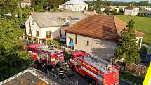 Sedm jednotek hasičů likvidovalo požár rodinného domu v Čermné nad Orlicí.
