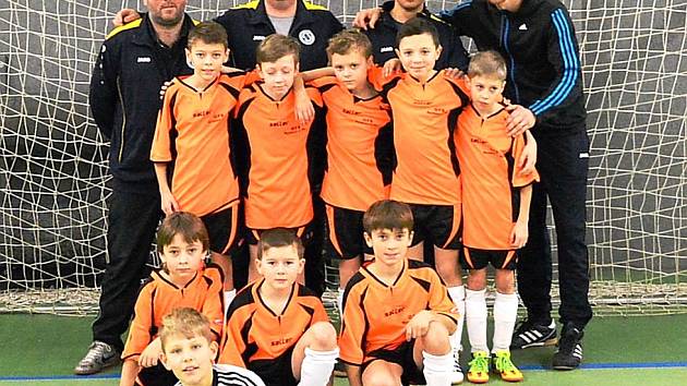 VÍTĚZNÝ TÝM. Výběr OFS Rychnov nad Kněžnou kategorie U10 slavil celkový triumf  v Zimní halové lize.