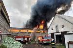 Požár skladovací haly v Bartošovicích v Orlických horách