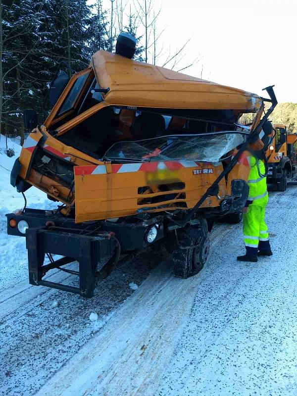 Dopravní nehoda autobusu a vozidla zimní údržby u Bartošovic v Orlických horách.