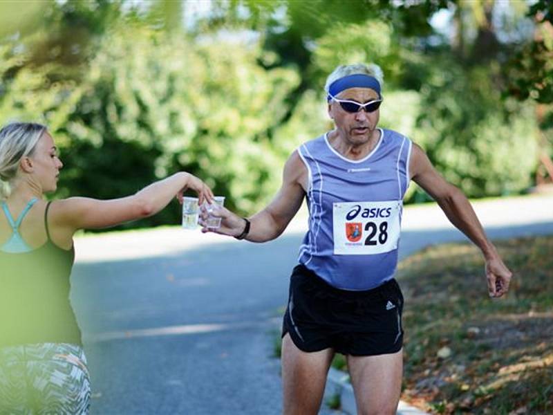 HORSKÁ TRAŤ dokonale prověřila všechny účastníky maratonu i půlmaratonu. Obtížnost závodu zvýšilo tropické počasí, a tak občerstvovací stanice byly v plné permanenci. 