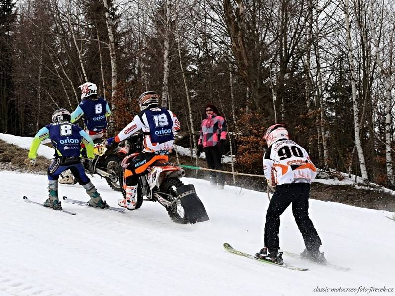 Mistrovství České republiky v motoskijöringu v Dobřanech v Orlických horách.