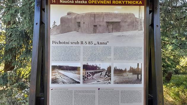 Stezka provádí po objektech československého opevnění budovaného na hřebenech Orlických hor mezi lety 1936 až 1938. Místy, kde se stovky mužů na začátku podzimu 1938 připravovaly na obranu své vlasti.