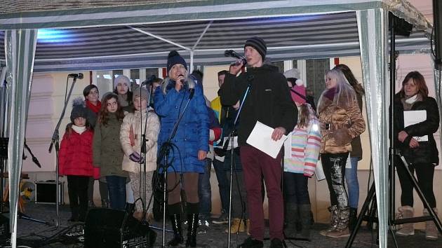 PO ZPĚVU KOLED následovaly vánoční písně, jednu z nich si zazpívala i učitelka Petra Flígrová s Janem Dynterou. Jak ukazuje fotka, žák už paní učitelce přerostl přes hlavu (při výuce to prý naštěstí neplatí).