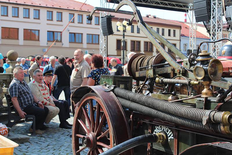 Svojí unikátní historickou stříkačkou se hasiči z Přepych blýskli i na Dni bezpečnostních složek v Dobrušce.