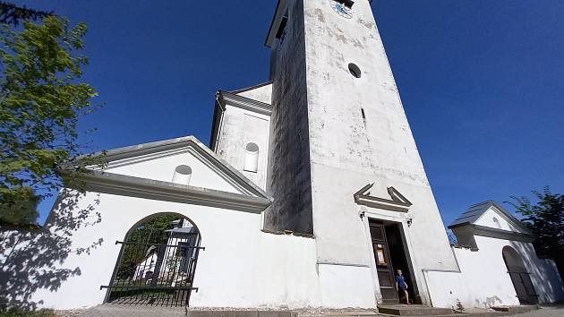 Kostely a kapličky v Orlických horách lákají turisty.