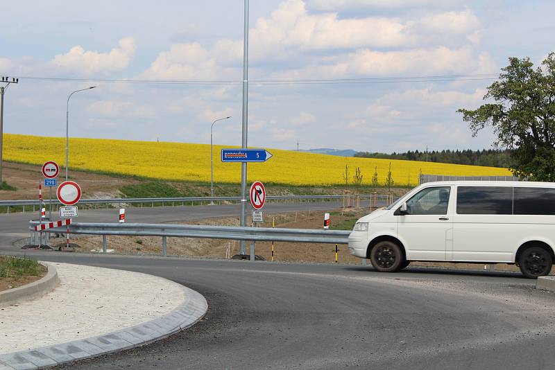 Pohled na obchvat od kruhového objezdu u Jordánku v Opočně.