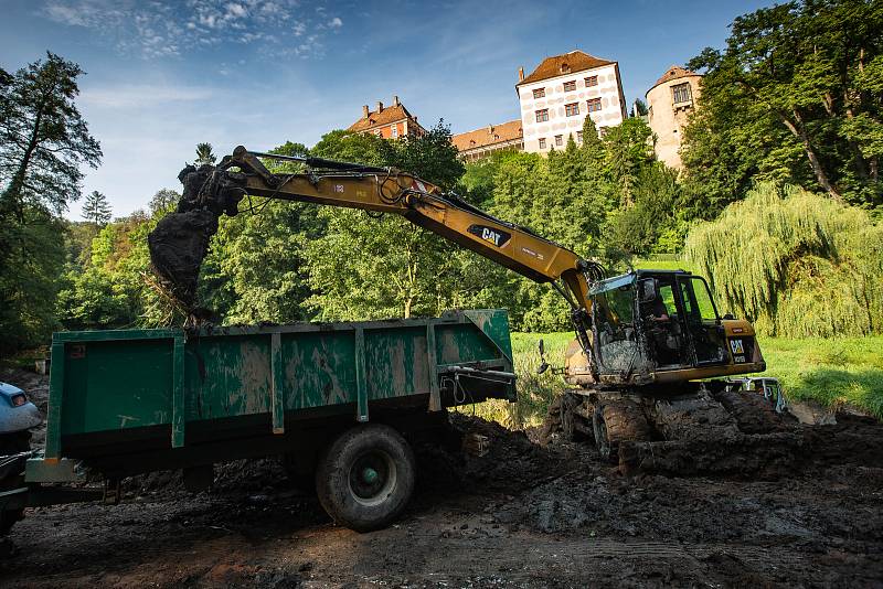 Odbahnění rybníka v opočenském zámeckém parku.