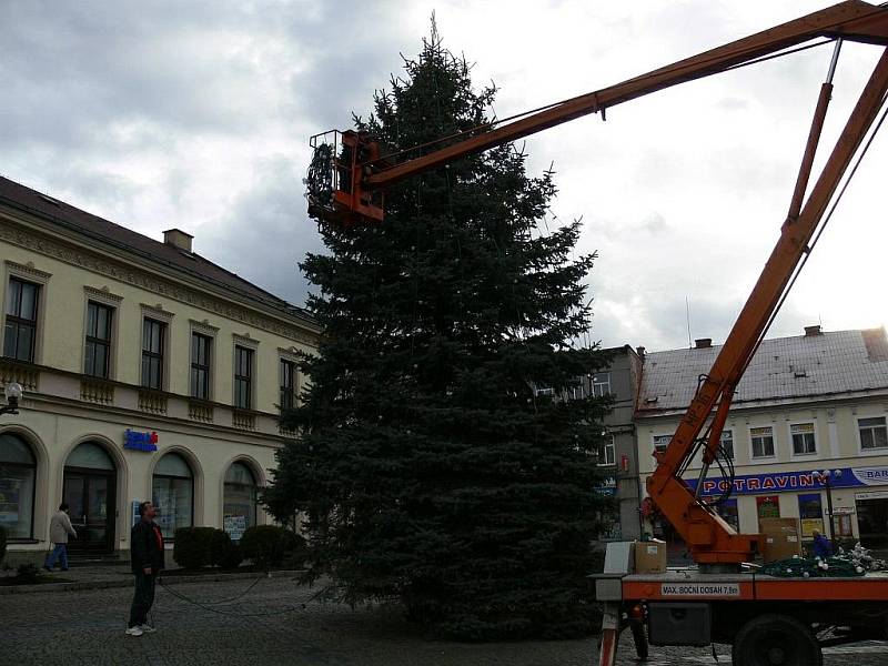 Vánoční smrk na rychnovském Starém náměstí má již instalované osvětlení.