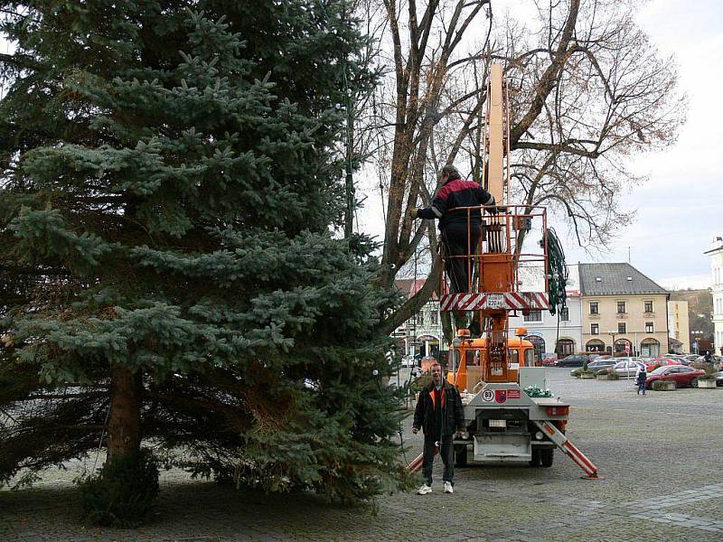 Vánoční smrk na rychnovském Starém náměstí má již instalované osvětlení.