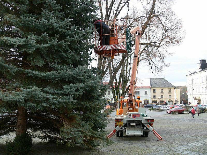 Vánoční smrk na rychnovském Starém náměstí má již instalované osvětlení.