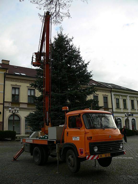 Vánoční smrk na rychnovském Starém náměstí má již instalované osvětlení.