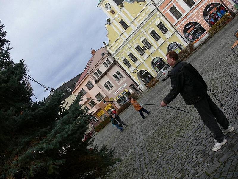 Vánoční smrk na rychnovském Starém náměstí má již instalované osvětlení.