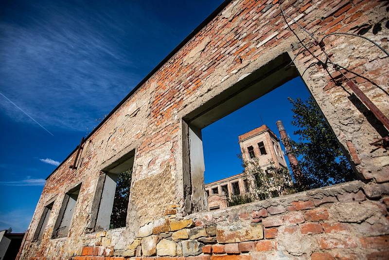 Zkrachovalá fabrika Perla v Doudlebách nad Orlicí.