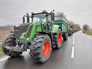 Zemědělci na Rychnovsku zbrzdili provoz deštivou jízdou.