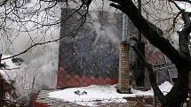 Při požáru nadstandardně vybené chaty s bazénem ve Žďáru nad Orlicí  zasahovaly čtyři hasišské jednotky.