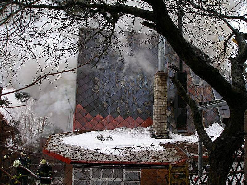 Při požáru nadstandardně vybené chaty s bazénem ve Žďáru nad Orlicí  zasahovaly čtyři hasišské jednotky.