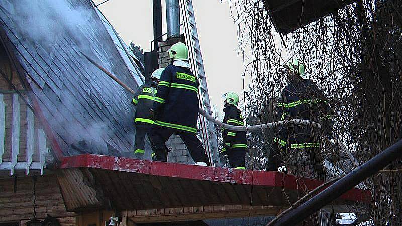 Při požáru nadstandardně vybené chaty s bazénem ve Žďáru nad Orlicí  zasahovaly čtyři hasišské jednotky.