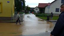 Voda se valila Dřízeňským údolím a obcí Přepychy. Pomáhali hasiči i dobrovolníci.